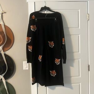 Dresses in LALA tiger knit set. Size XL. Like new.